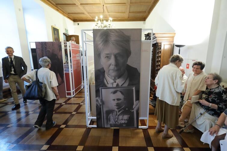 Fragment wystawy, na której można obejrzeć zdjęcia i dokumenty związane z życiem Olgi Krzyżanowskiej, a także pamiątki po jej rodzicach 
