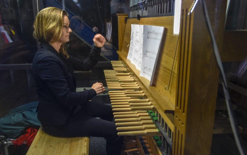 Monika Kaźmierczak, gra dla gdańszczan już od kilkunastu lat. Tytuł miejskiej carillonistki otrzymała z rąk prezydenta Pawła Adamowicza we wrześniu 2018 roku 