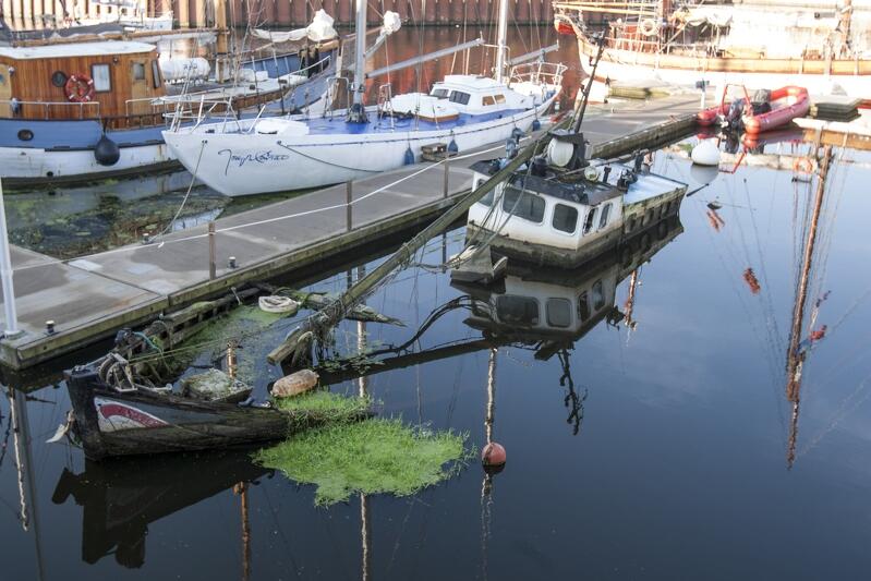 Wrak brytyjskiego jachtu 'Incentive' zalega w Marinie Gdańsk od trzech lat, ale wkrótce powinien być usunięty na koszt właściciela