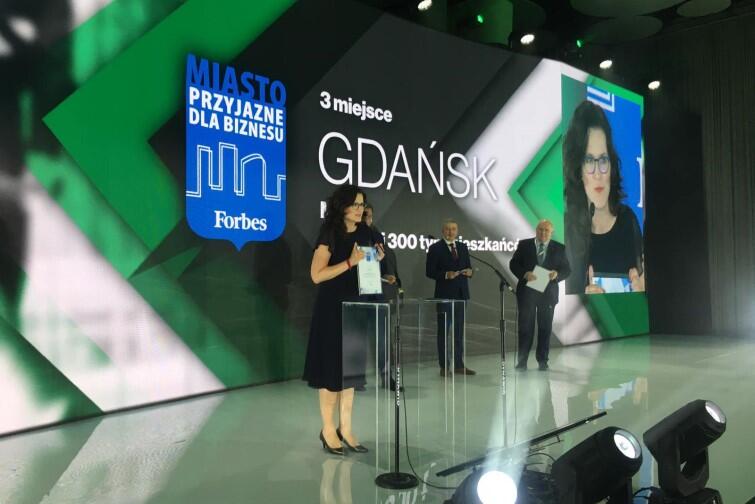 Prezydent Aleksandra Dulkiewicz odbiera nagrodę magazynu Forbes Polska dla Gdańska, który zajął pierwsze miejsce w kategorii Miasto Przyjazne dla Biznesu