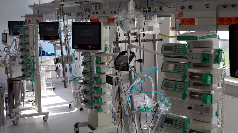 Dzięki nowoczesnemu systemowi monitorowania nawet 16 pacjentów (w jednym czasie) jest pod kontrolą personelu szpitala 