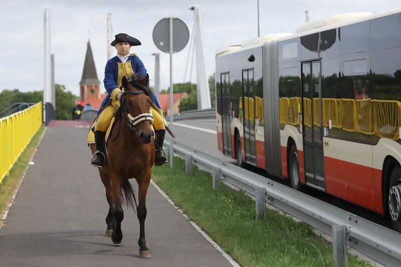 Andżelinę na koniu spotkaliśmy na Moście 100-lecia Odzyskania Niepodległości ok. godz. 10, na 12 miała dojechać na pokaz Garnizonu Gdańsk do Hevelianum
