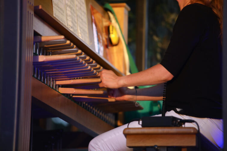 Melodie na carillonie muzyk wybija za pomocą specjalnej klawiatury, która porusza sercami dzwonów