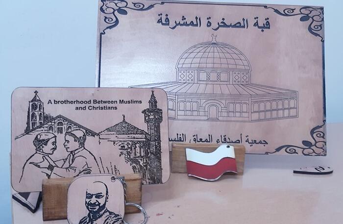 Sprzedaż drewnianych ozdób pozwoli na gromadzenie dalszych środków na funkcjonowanie i pomoc osobom z niepełnosprawnościami z Palestyny