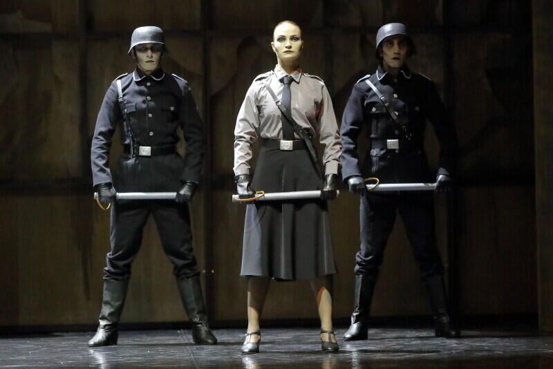 Agnieszka Wojciechowska w roli Gestapowca ostrymi, zamaszystymi ruchami wykreowała wyrazistą i przerażającą postać