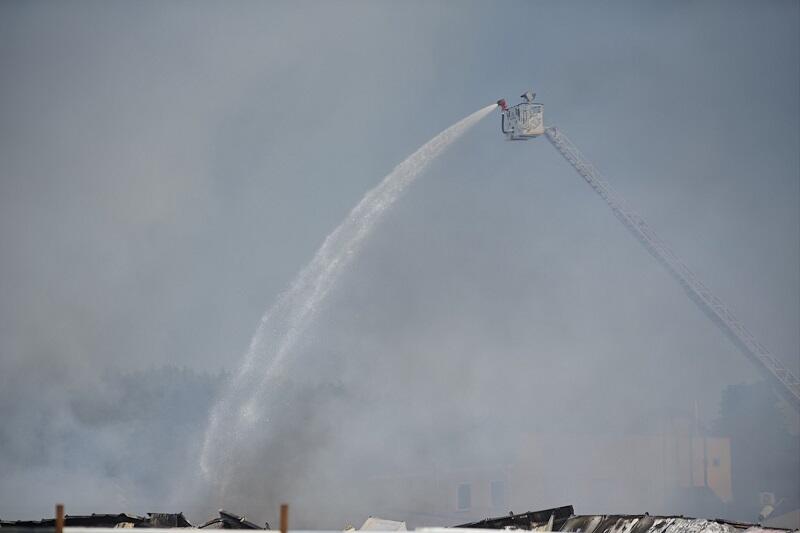 Strażacy gasili pożar z wysokich wysięgników