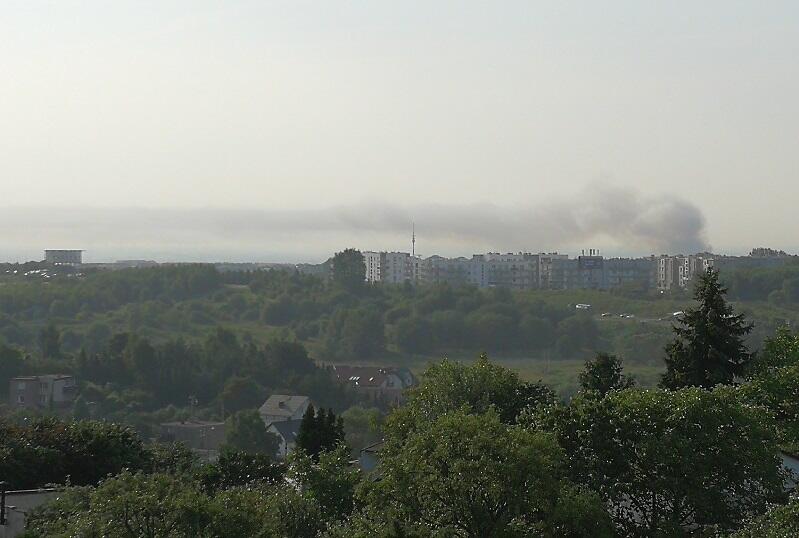 Słupy dymu nad wielkim pożarem magazynów przy Trakcie św. Wojciecha widoczne były z daleka. Zdjęcie z perspektywy Jasienia, ok godz. 8