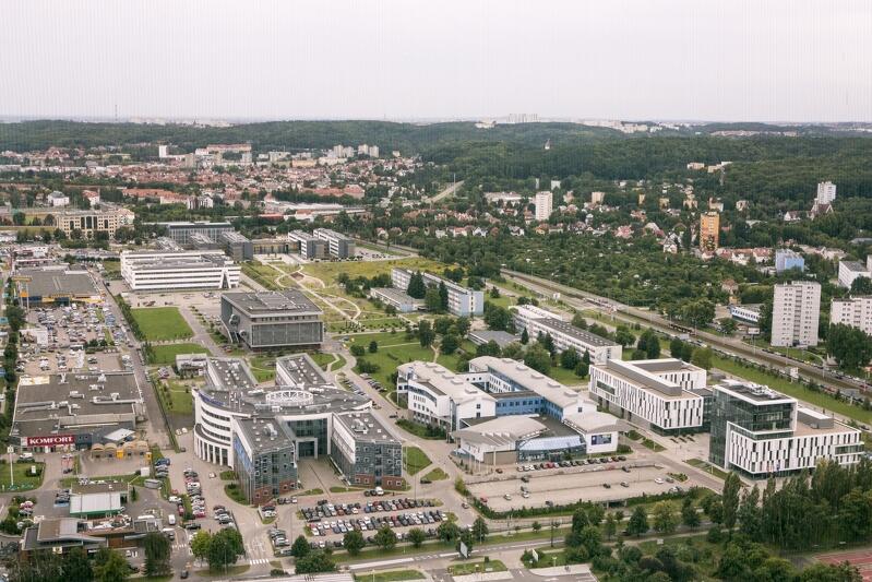 Panorama kampusu Uniwersytetu Gdańskiego w Oliwie z wieżowca Olivia Star
