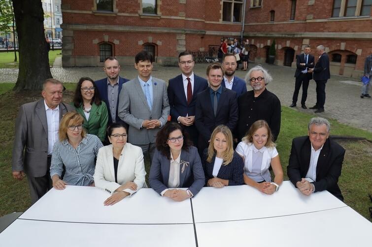 Radni i prezydent Gdańska przy fragmencie okrągłego stołu. Mebel w lipcu wyruszy w odwiedziny do gdańskich dzielnic, by mogli się przy nim spotkać mieszkańcy z władzami