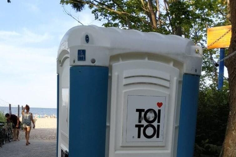 Przenośne toalety ustawiono m.in. w Pasie Nadmorskim, przy wejściach na plażę