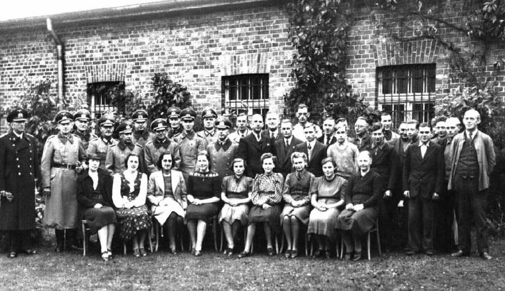 Pracownicy oliwskiego archiwum w 1940 roku. Wśród grupy oficerów niemieckich, dziewiąty od lewej, widoczny kierownik archiwum, G. Böhm