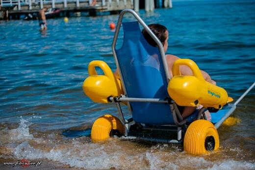 Bezpłatne specjalistyczne wózki-amfibie udostępniane są od kilku sezonów na kąpieliskach Gdańsk