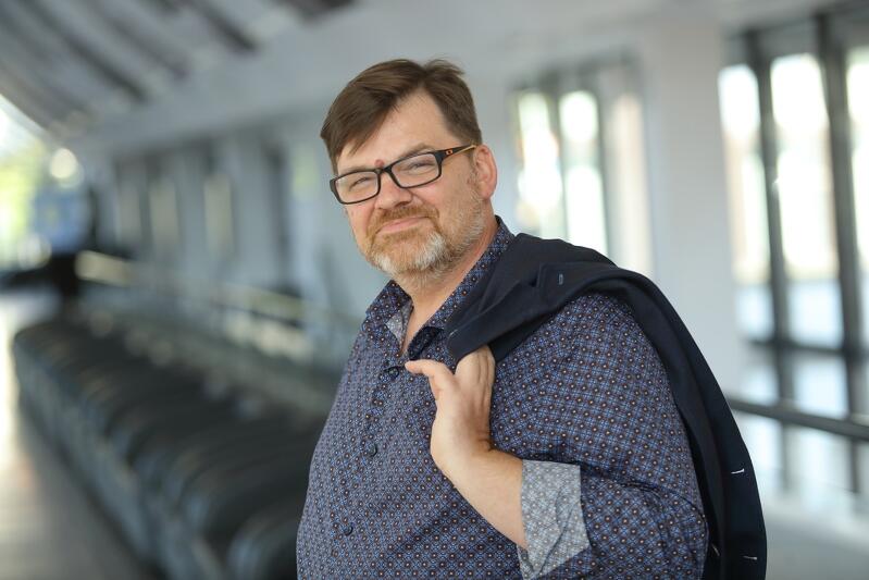 Romuald Wicza-Pokojski był dyrektorem naczelnym i artystycznym Miejskiego Teatru Miniatura od 2011 do 2019 roku. Od 2018 piastuje stanowisko dyrektora naczelnego Opery Bałtyckiej