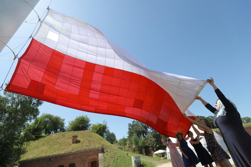 Moment zawieszenia flagi uszytej w trakcie obchodów 4 czerwca