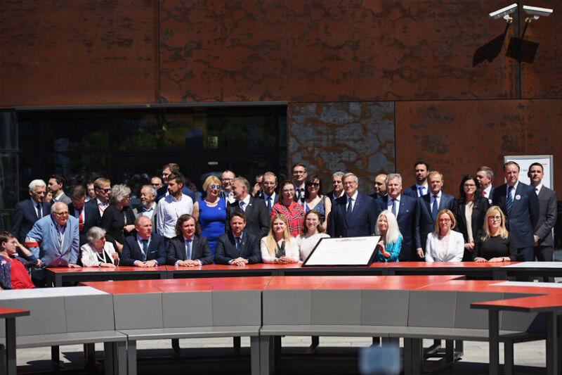 4 czerwca 2019 roku, okrągły stół przed Europejskim Centrum Solidarności. Wspólne zdjęcie po podpisaniu Gdańskiej Deklaracji Wolności i Solidarności
