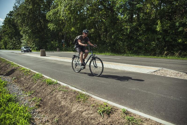 Po Wyspie Sobieszewskiej można już bezpiecznie i wygodnie pedałować na nowej drodze rowerowej