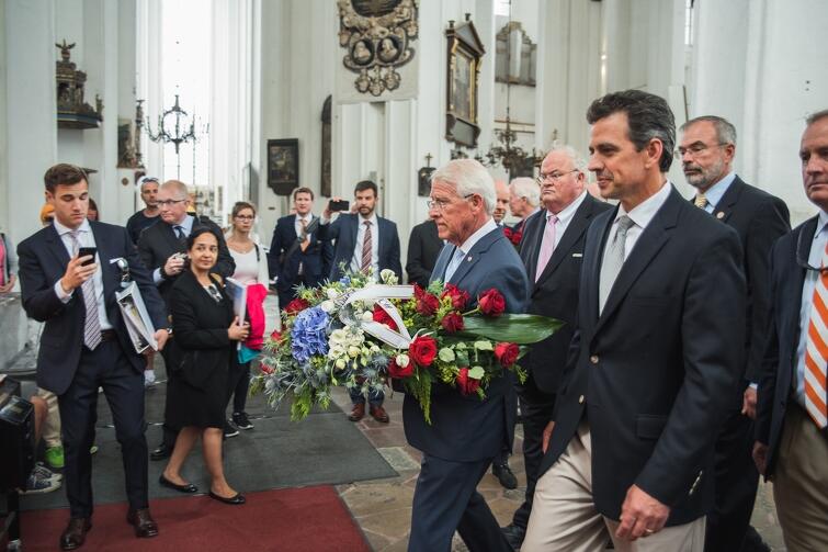 Kwiaty w hołdzie Pawłowi Adamowiczowi, przed grobem śp. prezydenta Gdańska w Bazylice Mariackiej 