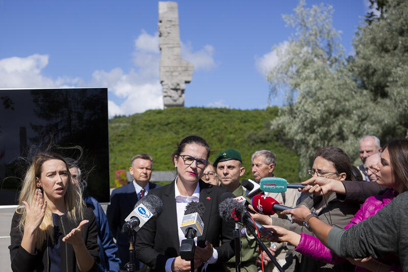 Prezydent Aleksandra Dulkiewicz podczas piątkowego briefingu na Westerplatte, który wzbudził duże zainteresowanie mediów