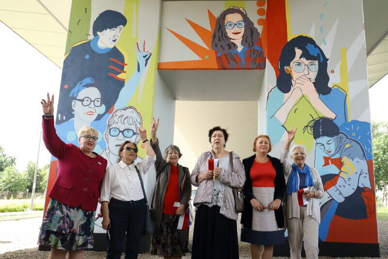 Na zdjęciu bohaterki muralu, które wzięły udział w odsłonięciu dzieła, od lewej: Henryka Krzywonos-Strycharska, Joanna Duda-Gwiazda, Joanna Wojciechowicz, Urszula Ściubeł, Ewa Ossowska, Elżbieta Goetel-Dąbkowska
