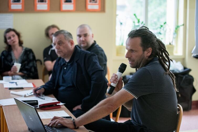 Radny Michał Błaut (z mikrofonem) przedstawiał w trakcie sesji projekt uchwały ws. zabezpieczenia przeciwpowodziowego