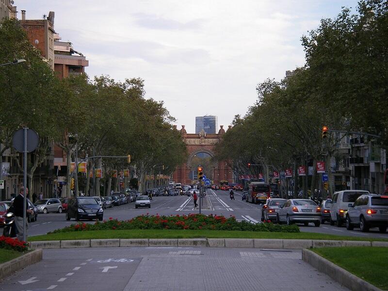 Słynna barcelońska La Rambla na większości swej długości jest deptakiem, zawsze pełnym ludzi