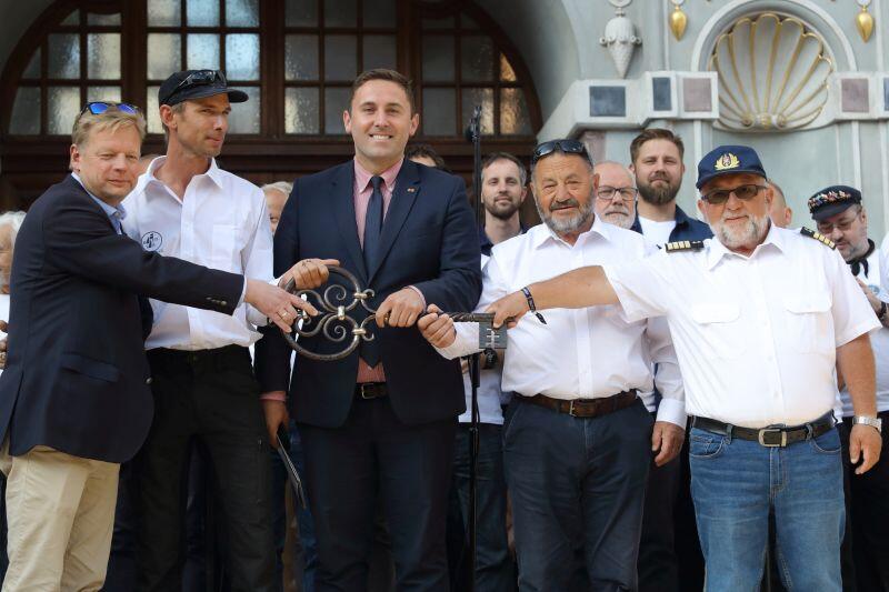 Zastępca prezydenta Gdańska Piotr Borawski (w środku) przekazuje klucze do Miasta żeglarzom
