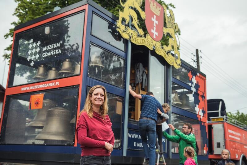 Miejska carillonistka, Monika Kaźmierczak, opowiadała w sobotę mieszkańcom o gdańskim carillonie mobilnym