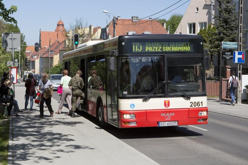 Autobus linii 115 na jednym z przystanków przy ul. Sobieskiego w Gdańsku Aniołkach