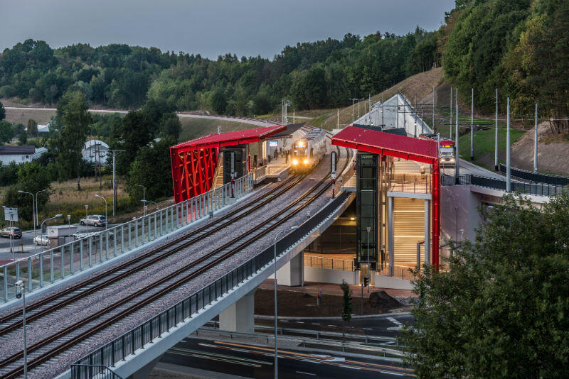 Jedna z najważniejszych inwestycji ostatnich lat - przystanek Pomorskiej Kolei Metropolitalnej Brętowo , który funkcjonuje od jesieni 2015 roku. Jest tu również przystanek przesiadkowy tramwaju