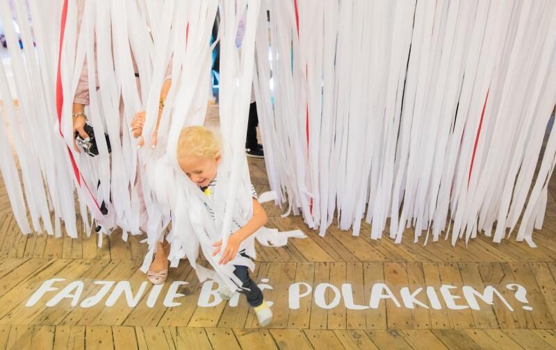 “Przytul Polskę” to wystawa, która w przyjazny i pełen radości sposób podejmuje tematy polskości, obywatelstwa i wspólnoty jaką tworzymy