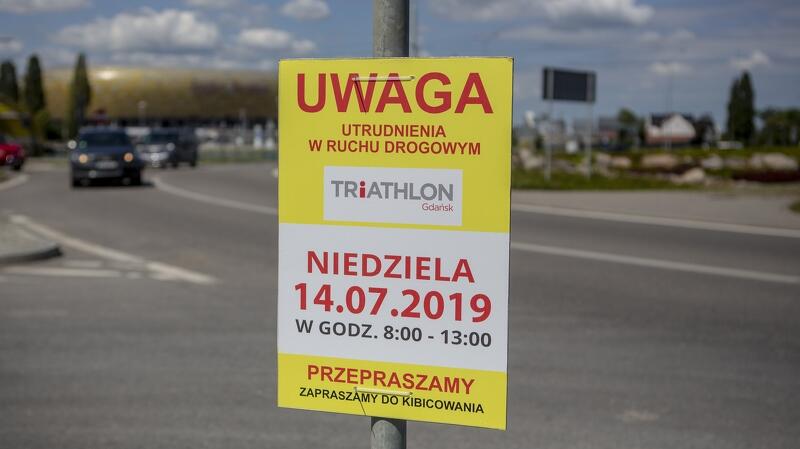 Tablica na rondzie im. Tadeusza Mazowieckiego informująca o utrudnieniach z powodu organizacji Triathlon Gdańsk 