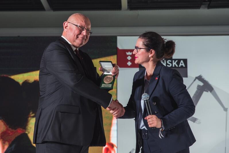 Andrzej Trojanowski - odchodzący na emeryturę dyrektor biura prezydenta ds. sportu - otrzymał od Aleksandry Dulkiewicz Medal Prezydenta Miasta Gdańska