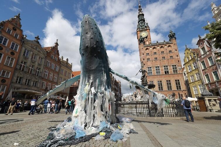 W ramach akcji Polska #BezPlastiku Greenpeace Polska, na Długim Targu w Gdańsku stanęły dwie olbrzymie rzeźby wielorybów zaplątane w plastikowe odpady