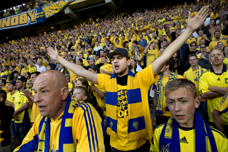 Fani Brøndby są znani z oddania swojej drużynie. Duński klub ma barwy żółto-niebieskie, co w Gdańsku może się kojarzyć z Arką Gdynia. Dlatego już dziś sugerujemy, by kibice Lechii nie wyciągali pochopnych wniosków i przyjaźnie przywitali zagranicznych gości 