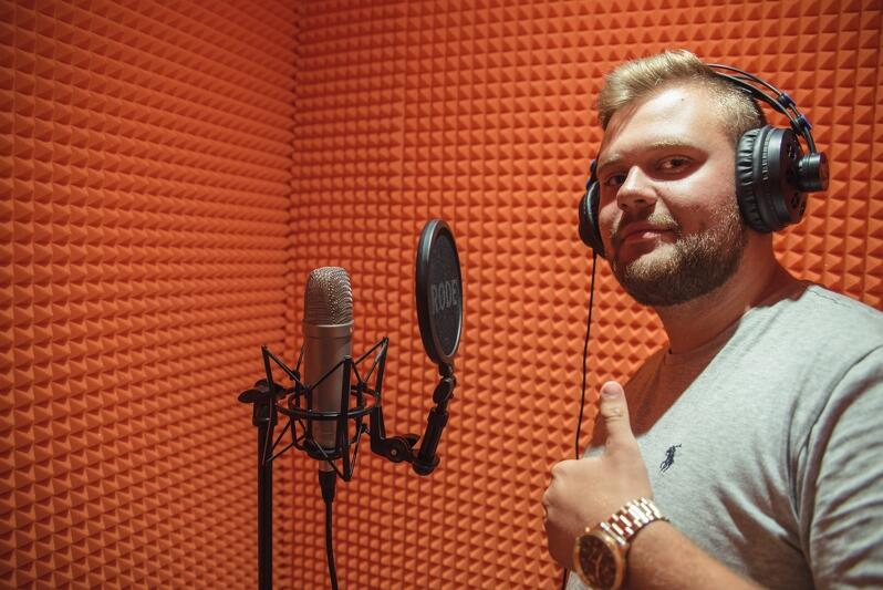 Kiedyś u kolegi w `kanciapie`, teraz w studio Kamil Kostrzewski TEN3 nagrywa swój rap