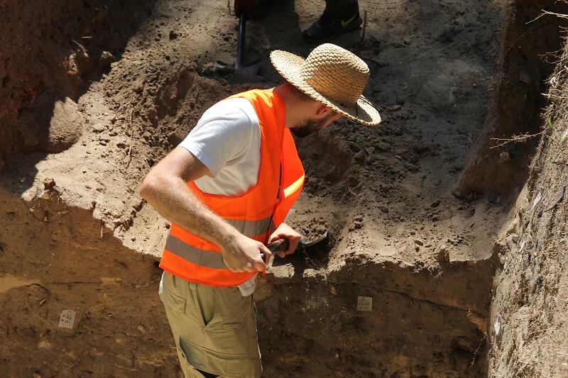 Archeolog podczas prac przy Twierdzy Wisłoujście