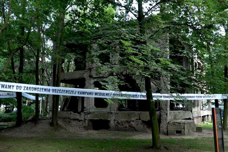 Transparent domagający się zaprzestania oszczerczej kampanii medialnej dyskryminującej starania Muzeum Gdańska o zagospodarowanie terenu Westerplatte 