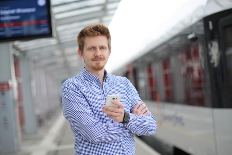 Jarek Szmagliński na peronie PKM Gdańsk Lotnisko - od trzech lat stopniowo rozwija aplikację komunikacyjną Zdążuś dla mieszkańców Trójmiasta