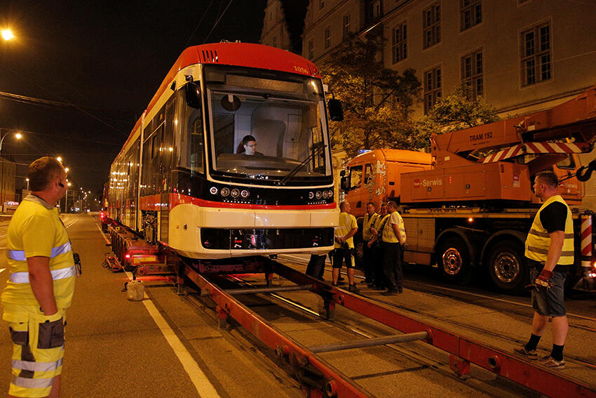 W nocy z poniedziałku na wtorek do Gdańska dotarł nowy tramwaj z bydgoskiej Pesy