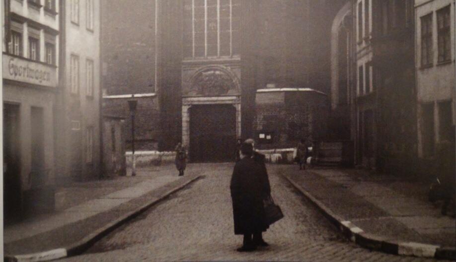 W tympanonie nad bramą umieszczono kamienną kopię Zaśnięcia Marii, a rzeźbę Madonny przeniesiono do kościoła (nisza jest pusta); 1942-1944