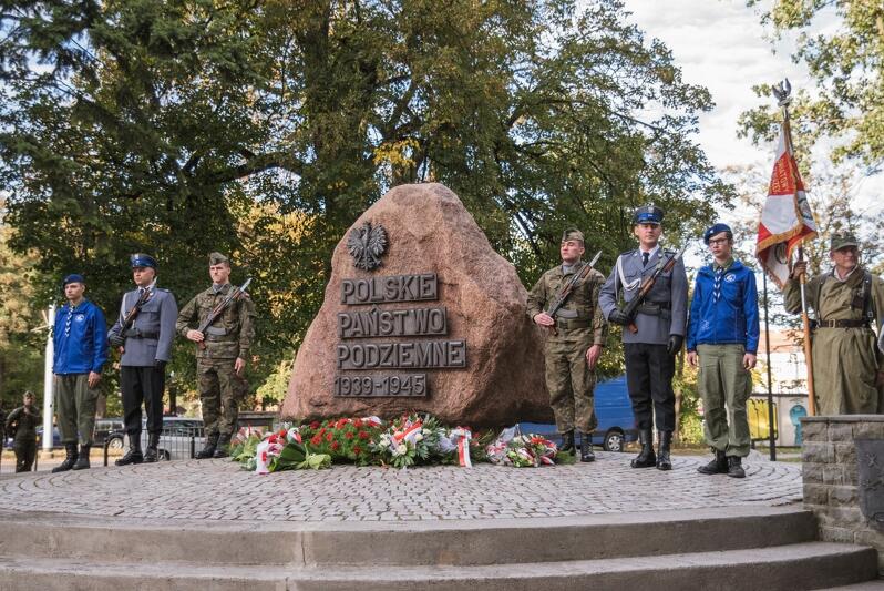 Gdańskie uroczystości w rocznicę wybuchu Powstania Warszawskiego odbywają się u stóp Pomnika Polskiego Państwa Podziemnego na Targu Rakowym 
