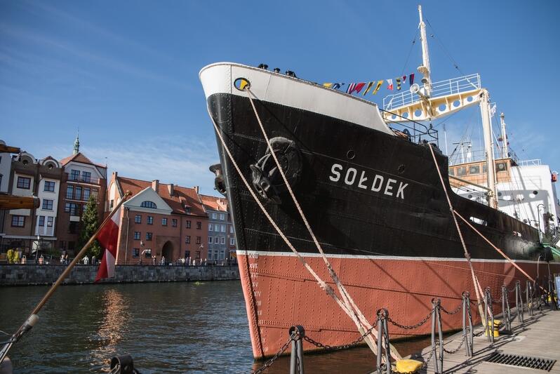 Z pokładu `Sołdka` - statku-muzeum należącego do Narodowego Muzeum Morskiego w Gdańsku także rozlegną się syreny o godzinie `W`