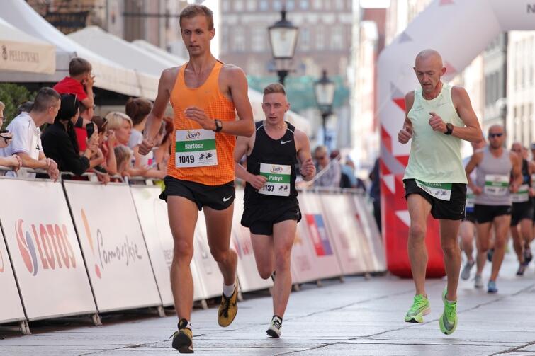W kategorii 'Bieg mężczyzn' na dystansie 5 km, biegło blisko pół tysiąca osób