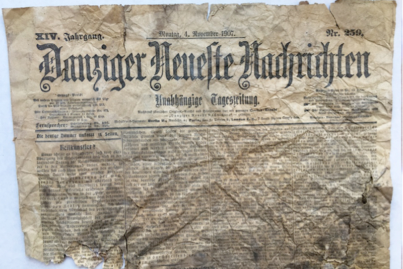 Fragment niemieckiej gazety “Danziger Neueste Nachrichten” z 4.11.1907 r., odnalezionej w ścianie wschodniej sieni, w kamienicy przy ul. Chłodnej 9