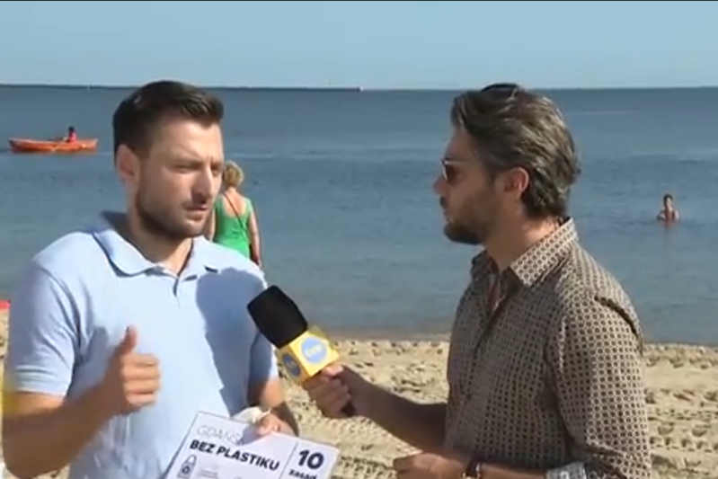 Daniel Stenzel, rzecznik prasowy Urzędu Miejskiego w Gdańsku, i Olivier Janiak podczas rozmowy na plaży na Stogach