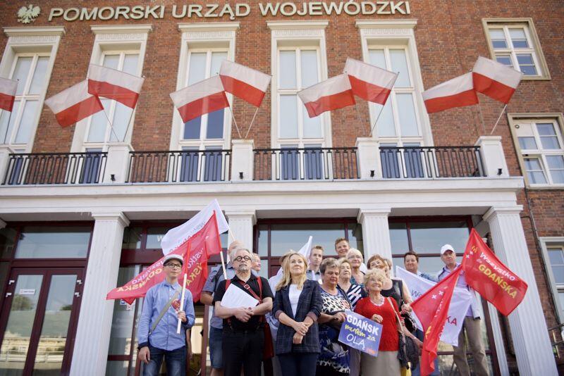 Radni i członkowie Wszystko dla Gdańska z podpisanym apelem przed Pomorskim Urzędem Wojewódzkim