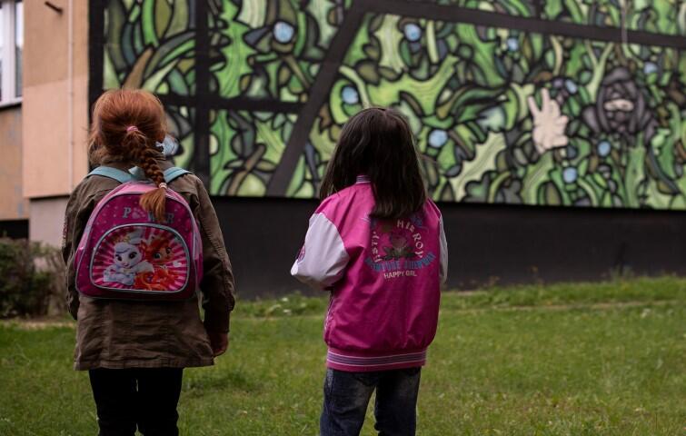 Malowanie muralu poprzedziły warsztaty, wykłady i oprowadzania po dzielnicy, w których brały udział dzieci z Małego i Dużego Domu na Skraju
