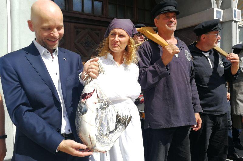 Zastępca prezydenta Gdańska Alan Aleksandrowicz po przekazaniu klucza do miasta w podziękowaniu otrzymał świeżo złowioną rybę