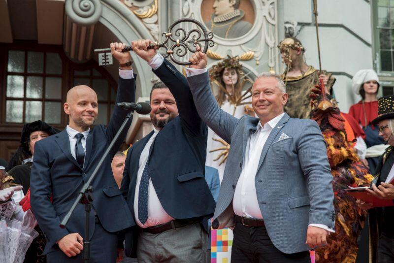 Prezes MTG Andrzej Bojanowski (z lewej) i wiceprezes MTG Paweł Orłowski (w środku) przekazują władzom Miasta symboliczny klucz. Odbiera go Alan Aleksandrowicz (po lewej), zastępca prezydenta Gdańska ds. inwestycji