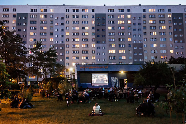 Kino w blokowisku to organizowany od kilku lat cykl pokazów filmowych pod gołym niebem - początkowo tylko przy klubie Plama, teraz także i przy brzeźnieńskiej Projektorni
